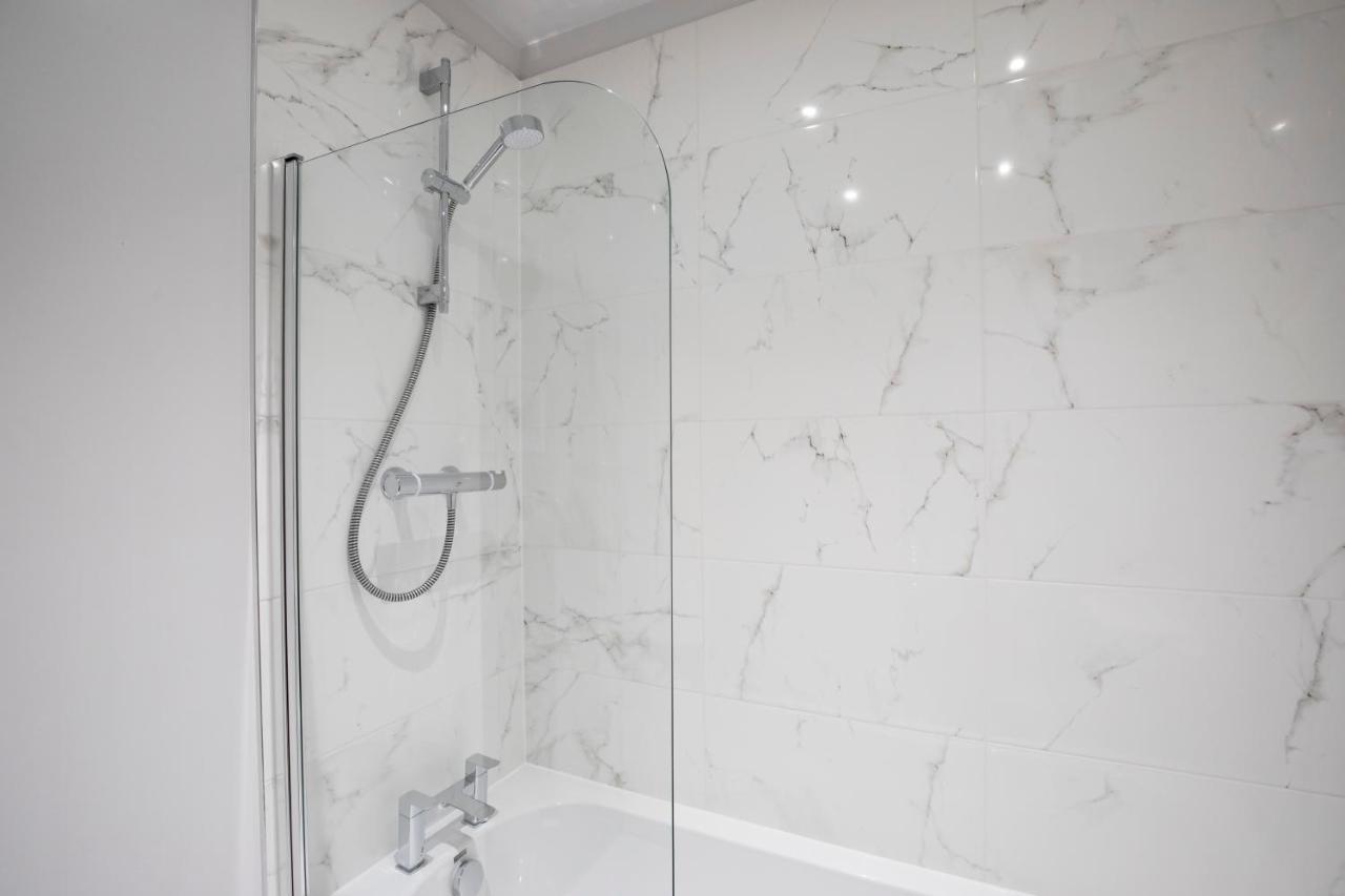 Elliot Oliver - Chic 2 Bedroom Town Centre Apartment Cheltenham Buitenkant foto